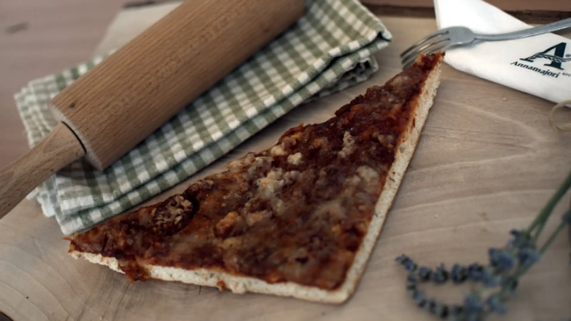 Kolbászos baconos pizza szelet 0,1 kg